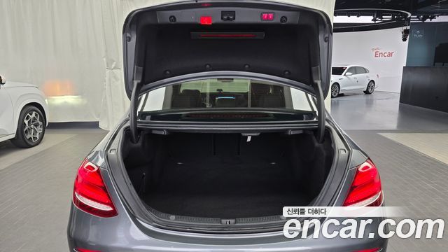 Mercedes-Benz E-Class 2019 — photo 26