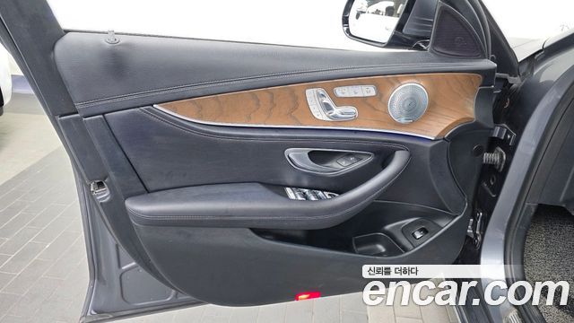 Mercedes-Benz E-Class 2019 — photo 14