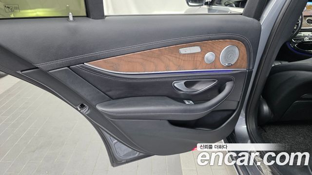 Mercedes-Benz E-Class 2019 — photo 15