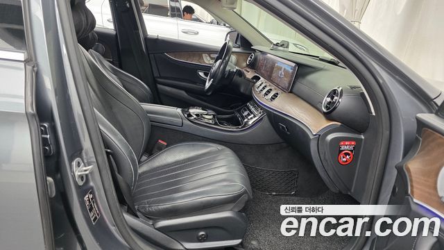 Mercedes-Benz E-Class 2019 — photo 16