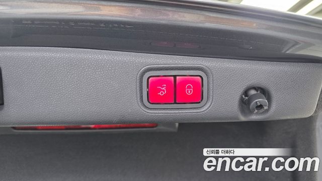 Mercedes-Benz E-Class 2019 — photo 30