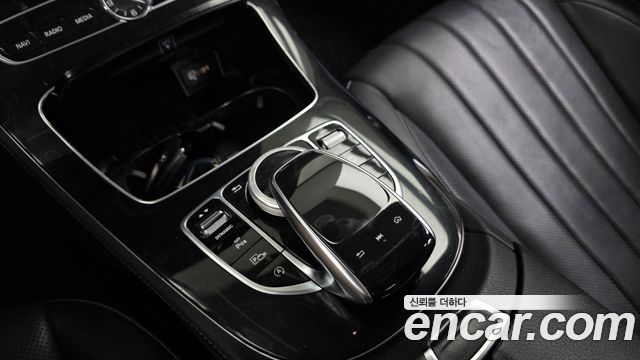 Mercedes-Benz E-Class 2019 — photo 33