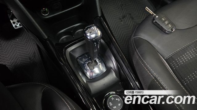 Peugeot 2008 2018 — photo 12