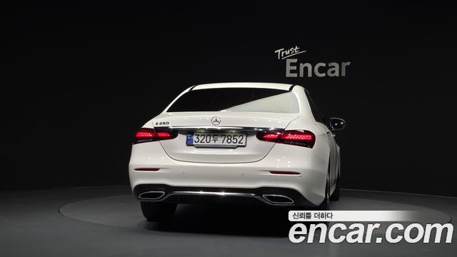 Mercedes-Benz E-Class 2023 — photo 4