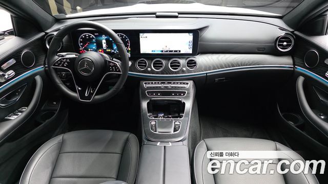 Mercedes-Benz E-Class 2023 — photo 10