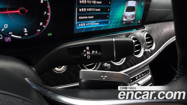 Mercedes-Benz E-Class 2023 — photo 12