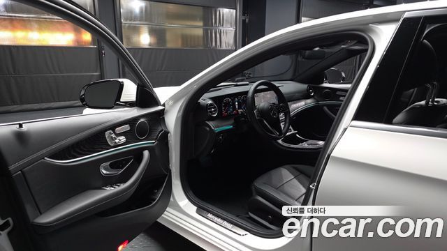 Mercedes-Benz E-Class 2023 — photo 13