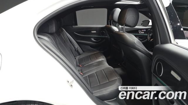 Mercedes-Benz E-Class 2023 — photo 18