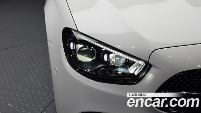 Mercedes-Benz E-Class 2023 — photo 8