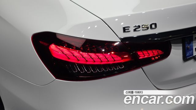 Mercedes-Benz E-Class 2023 — photo 9
