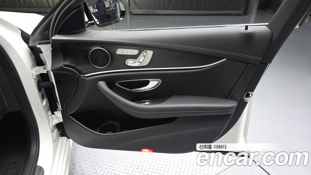 Mercedes-Benz E-Class 2023 — photo 14