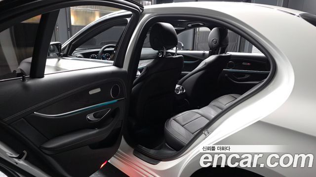 Mercedes-Benz E-Class 2023 — photo 16