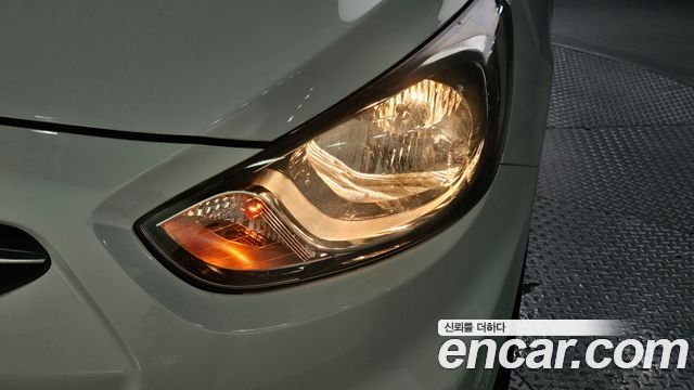 Hyundai Accent 2012 — photo 8