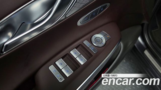 Genesis GV70 2021 — photo 28