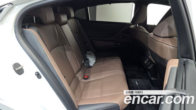Lexus ES 2024 — photo 17
