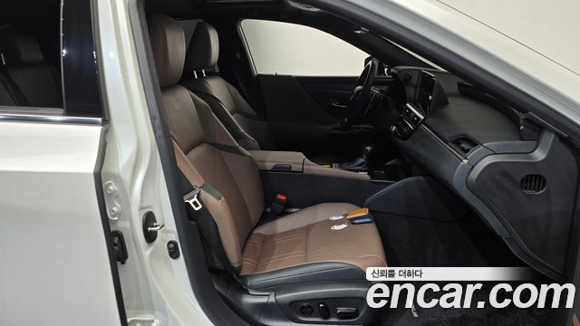 Lexus ES 2024 — photo 16