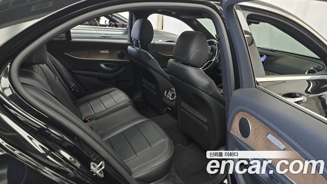 Mercedes-Benz E-Class 2021 — photo 17