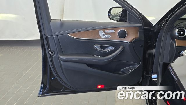 Mercedes-Benz E-Class 2021 — photo 14