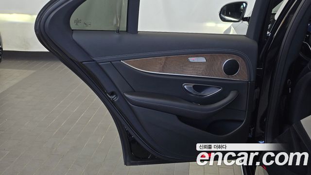 Mercedes-Benz E-Class 2021 — photo 15