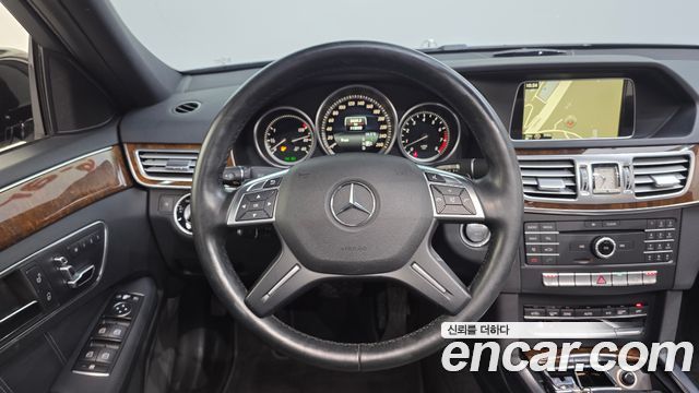 Mercedes-Benz E-Class 2016 — photo 13