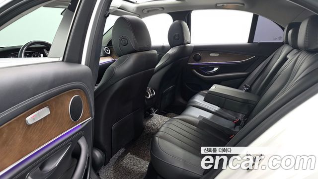 Mercedes-Benz E-Class 2019 — photo 17