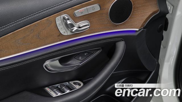 Mercedes-Benz E-Class 2019 — photo 22