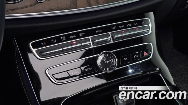 Mercedes-Benz E-Class 2019 — photo 24
