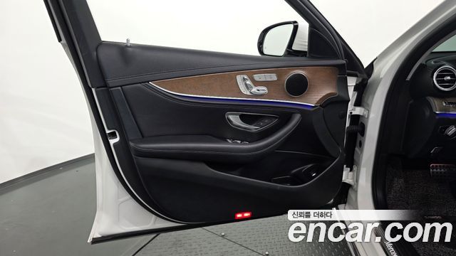 Mercedes-Benz E-Class 2019 — photo 14