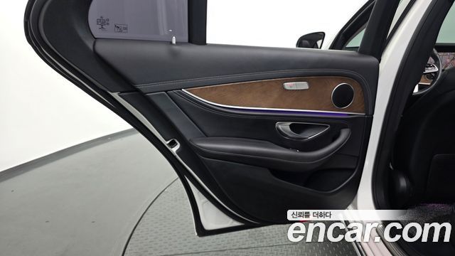 Mercedes-Benz E-Class 2019 — photo 15