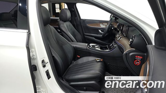 Mercedes-Benz E-Class 2019 — photo 16