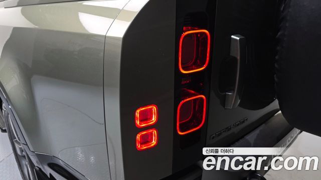 Land Rover Defender 2024 — photo 9