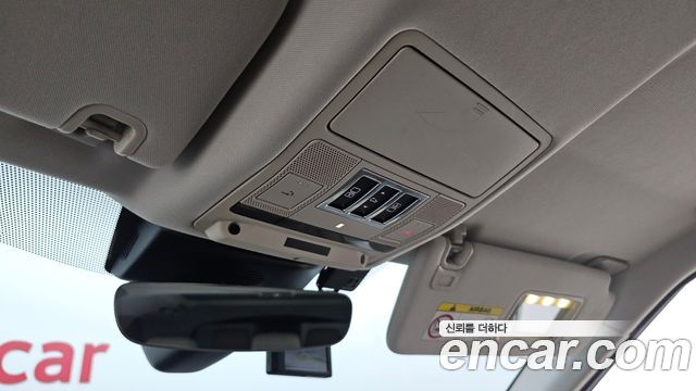 Land Rover Discovery 2019 — photo 16