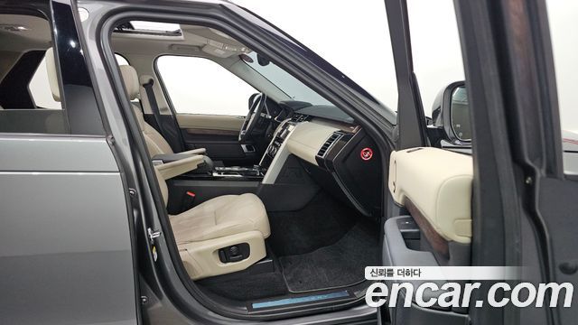 Land Rover Discovery 2019 — photo 17