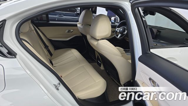 BMW 3-Series 2023 — photo 17