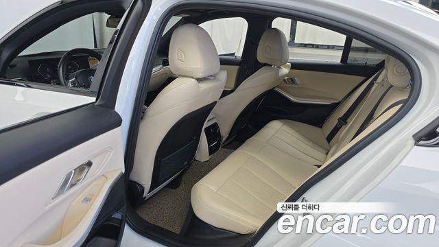 BMW 3-Series 2023 — photo 18