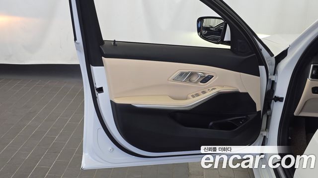 BMW 3-Series 2023 — photo 14