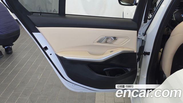BMW 3-Series 2023 — photo 15