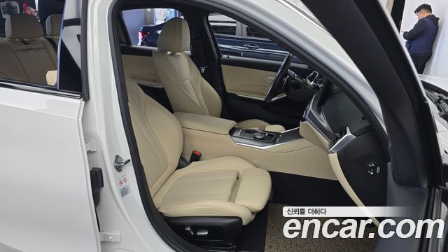 BMW 3-Series 2023 — photo 16