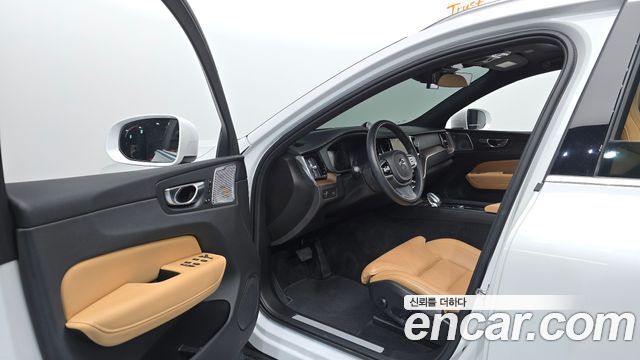 Volvo XC60 2021 — photo 13