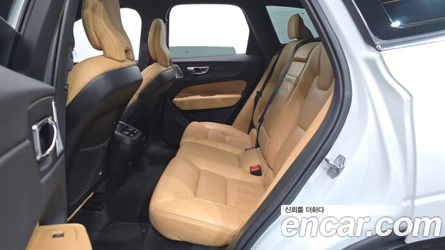 Volvo XC60 2021 — photo 18