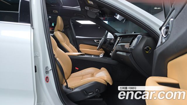 Volvo XC60 2021 — photo 16