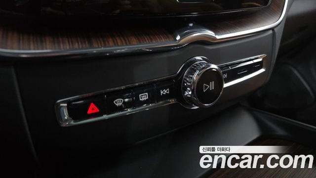 Volvo XC60 2021 — photo 27