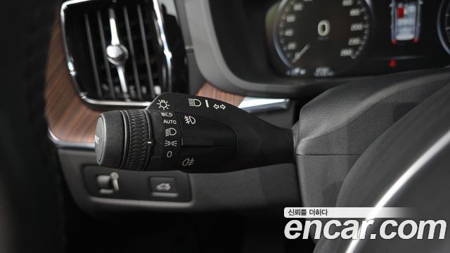 Volvo XC60 2021 — photo 30