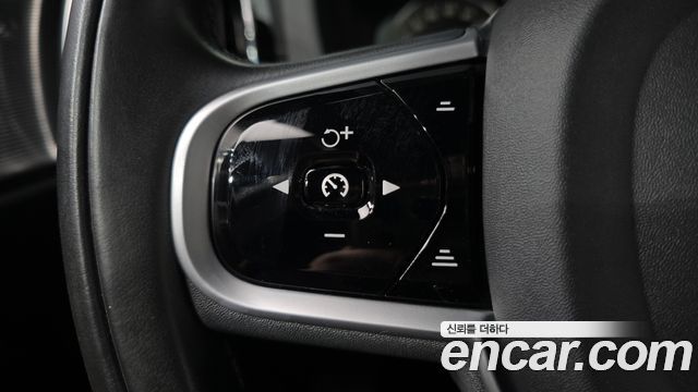 Volvo XC60 2021 — photo 31