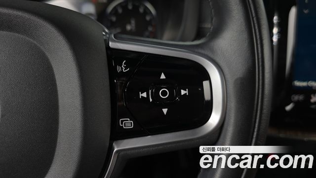 Volvo XC60 2021 — photo 32