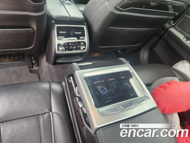 BMW 7-Series 2018 — photo 12