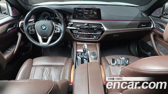 BMW 5-Series 2018 — photo 10