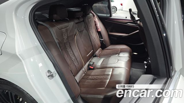 BMW 5-Series 2018 — photo 17