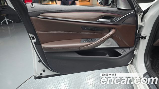 BMW 5-Series 2018 — photo 14