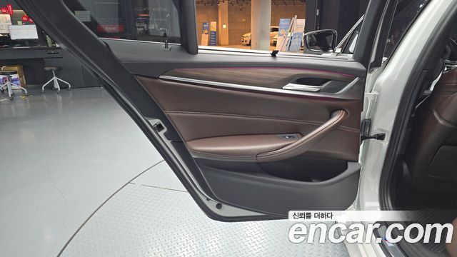 BMW 5-Series 2018 — photo 15